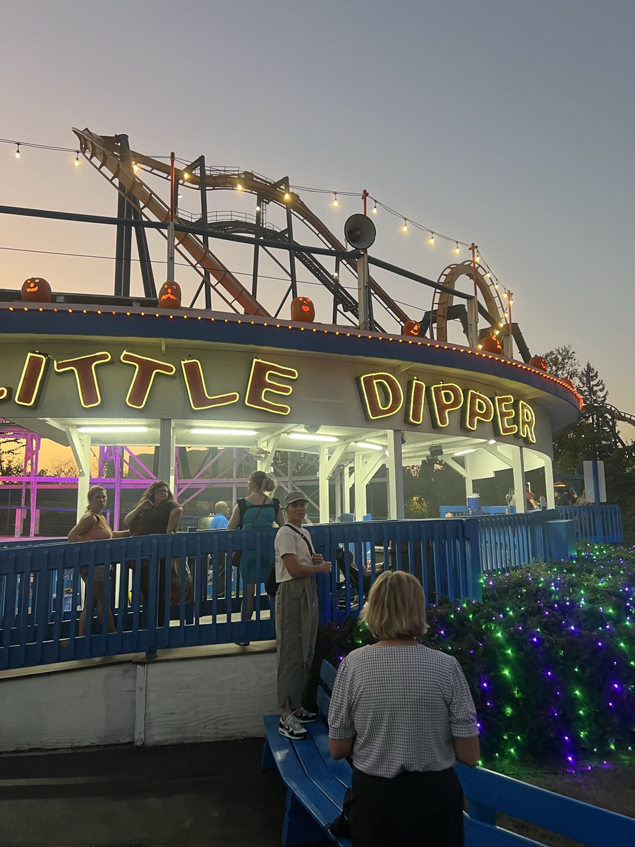 ChrisMiller35's tweet photo. Six flags Fright Fest. Nostalgic 🎢 https://t.co/yZokKdmWNh