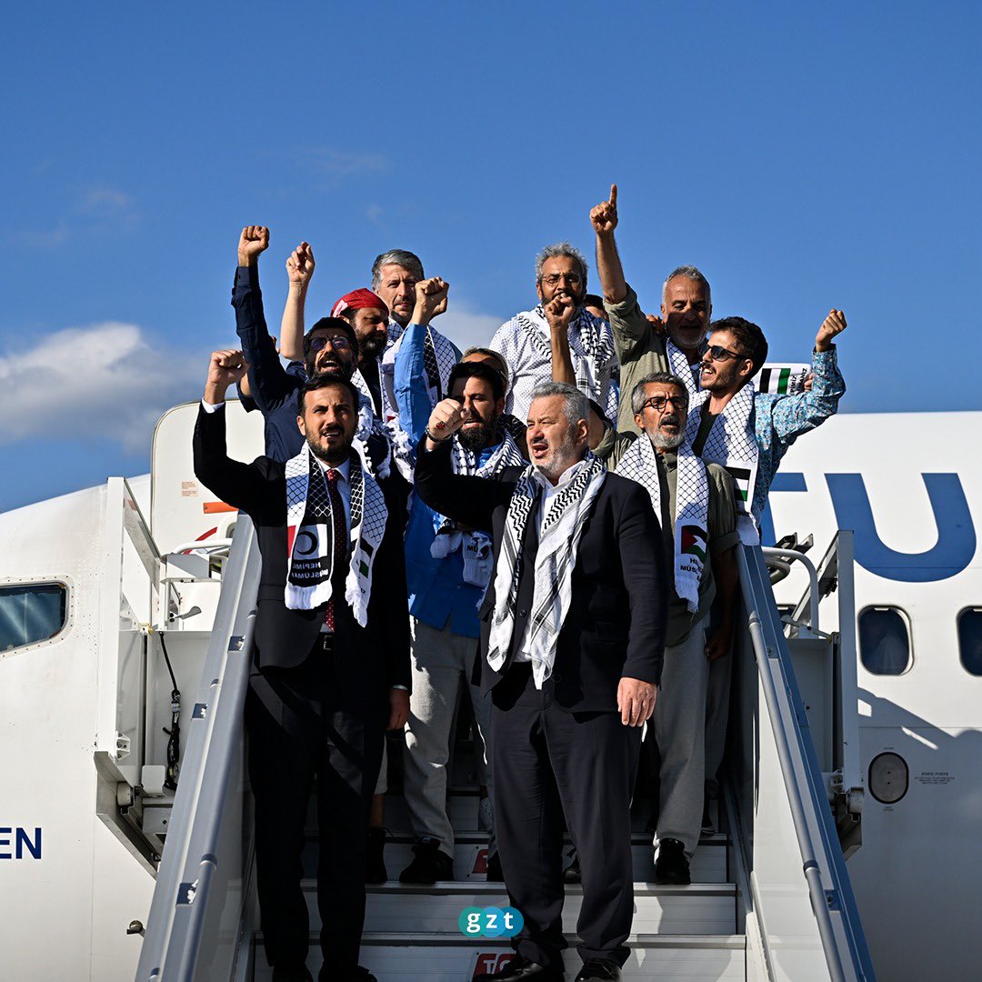 Öndeki iki kişinin sürece ne gibi katkısı oldu tam olarak birisi açıklayabilir mi?

Bu kahraman insanların önünde hangi sıfatla duruyorlar ?