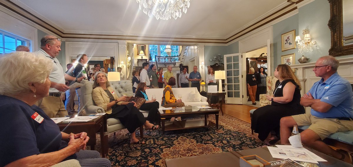 hipolitix's tweet photo. Amazing week that included a drive thru D4 w/ the new County Mgr, Dilworth Community Association Mtg, CW Williams 45th Anniversary luncheon &amp; Grace Mar AI initiative! #mark4meck #mark4thepeople #MARKingProgress #makingamark https://t.co/9Z3QAlU12X