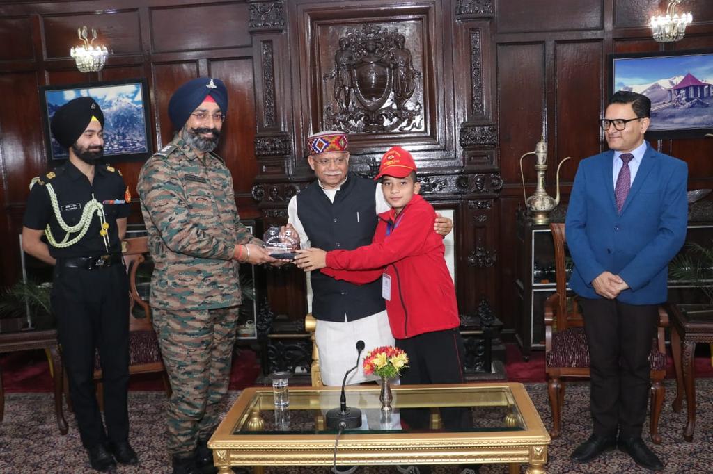 RajBhavanHP's tweet image. भारतीय सेना की राष्ट्रीय एकता यात्रा #ऑपरेशन_सदभावना के अंतर्गत #जम्मूकश्मीर के कठुआ जिले के गुज्जर और बकरवाल समुदायों के 25 बच्चों ने आज #राजभवन में राज्यपाल श्री @ShivPShukla_Gov से भेंट की।

यह यात्रा ममून कैंटोनमेंट से प्रारंभ हुई थी और 28 सितम्बर को चंडीगढ़ पहुंची। 
यात्रा…