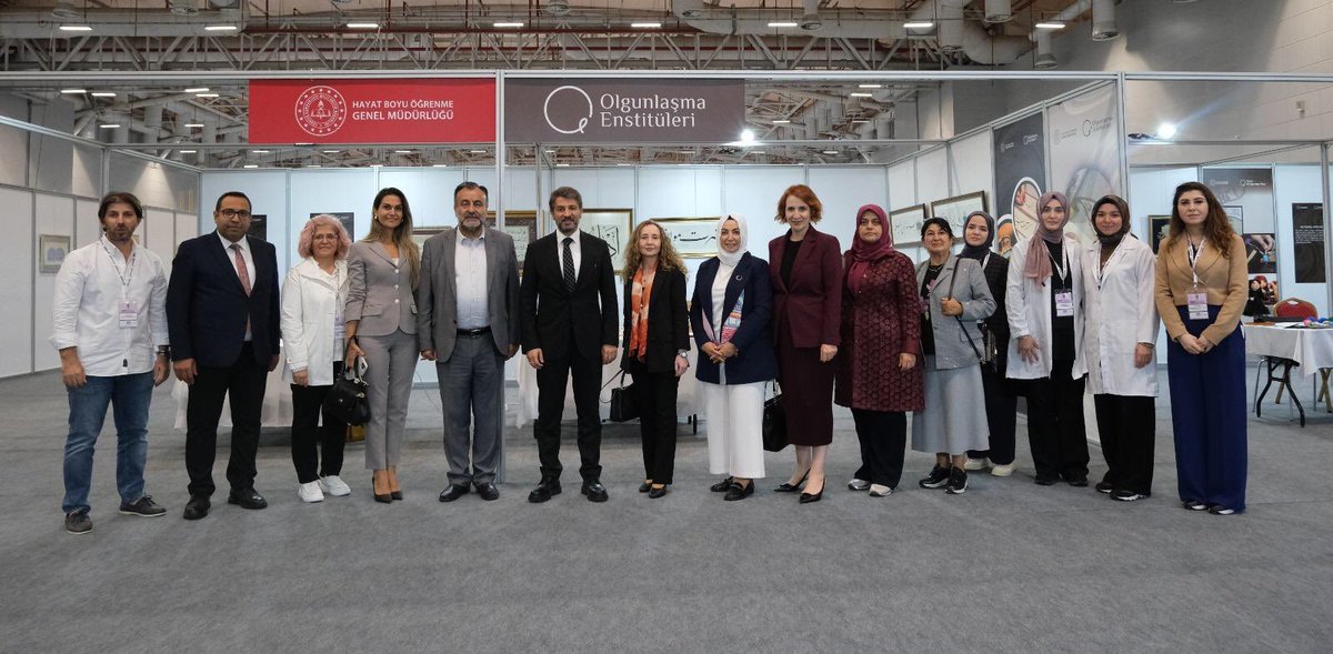 mebhbogm's tweet photo. Olgunlaşma Enstitülerimiz Craftİstanbul’da

Genel Müdürümüz Sayın Cengiz Mete, olgunlaşma enstitülerimizin kültürel mirasımızı yansıtan özel üretimlerle 6. Uluslararası El Sanatları ve Tasarım Fuarı’nda yer aldığı standı gezdi.

Olgunlaşma enstitülerimiz; Fuar’da hem giyim, nakış, kuyumculuk, dokuma, hat-tezhip gibi pek çok alanda ürettikleri özgün eserleri tanıtırken hem de çarpana dokuma, geleneksel nakış, kuyumculuk, tezhip, doğal boyama gibi atölye çalışmaları ile ziyaretçilere geleneksel el sanatlarımızı deneyimleme fırsatı sundular.

🗓️ 2-5 Ekim 2025
📍 İstanbul Fuar Merkezi

#HayatBoyuYanınızdayız

@tcmeb
@Yusuf__Tekin
@CelileErenOKTEN
@cengizmete