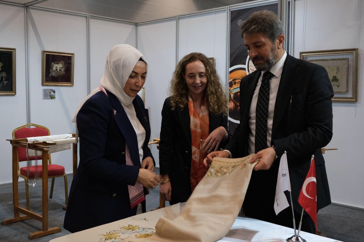 mebhbogm's tweet photo. Olgunlaşma Enstitülerimiz Craftİstanbul’da

Genel Müdürümüz Sayın Cengiz Mete, olgunlaşma enstitülerimizin kültürel mirasımızı yansıtan özel üretimlerle 6. Uluslararası El Sanatları ve Tasarım Fuarı’nda yer aldığı standı gezdi.

Olgunlaşma enstitülerimiz; Fuar’da hem giyim, nakış, kuyumculuk, dokuma, hat-tezhip gibi pek çok alanda ürettikleri özgün eserleri tanıtırken hem de çarpana dokuma, geleneksel nakış, kuyumculuk, tezhip, doğal boyama gibi atölye çalışmaları ile ziyaretçilere geleneksel el sanatlarımızı deneyimleme fırsatı sundular.

🗓️ 2-5 Ekim 2025
📍 İstanbul Fuar Merkezi

#HayatBoyuYanınızdayız

@tcmeb
@Yusuf__Tekin
@CelileErenOKTEN
@cengizmete