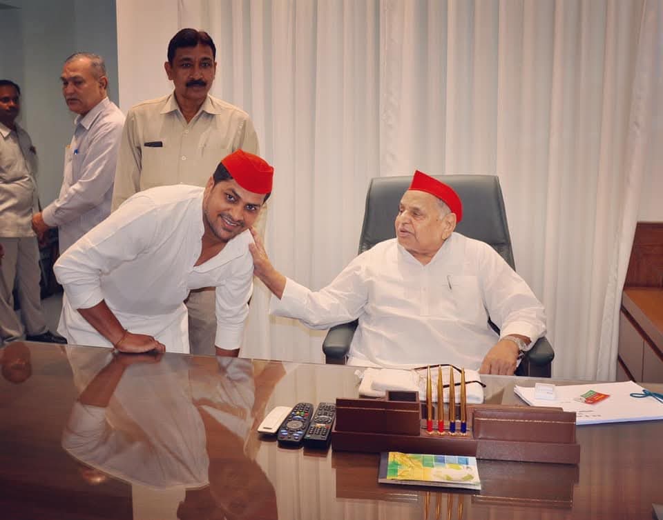 समाजवादी पार्टी के सभी समर्पित कार्यकर्ताओं को स्थापना दिवस की शुभकामनाएं और उनके अथक योगदान के लिए आभार।  
#समाजवाद_का_संकल्प #SPFoundationDay #NetajiKeSapne