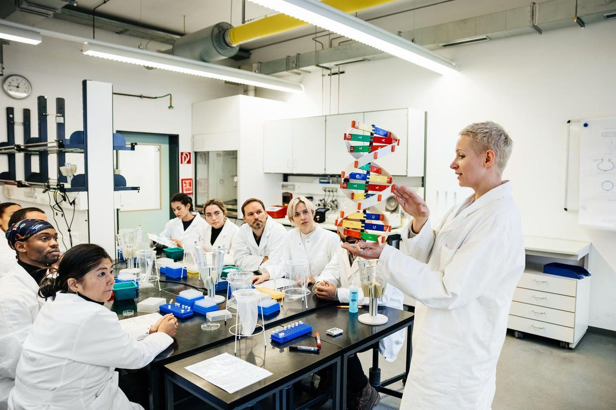 Strong science needs strong storytelling! Effective communication is key for biotech and other tech sectors to secure funding and partnerships. Ready to refine your messaging? Explore these 7 essential mindset shifts! ow.ly/TUzV50X65Wm