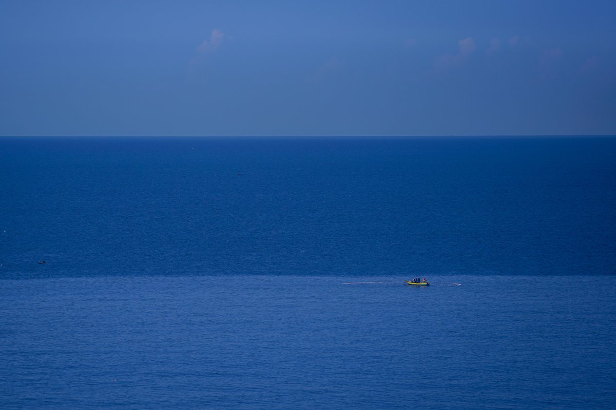 تدرّج الأزرق في بحر غزّة وسماها، قبل خمس سنوات، وقبل أكبر إبادة شهدتها البشريّة في العصر الحديث. وددت أن أقول كما قال درويش: «هذا البحر لي...»، لكنّه بحركم وحدكم، ونحن خذلناكم، يا أحسن من فينا.