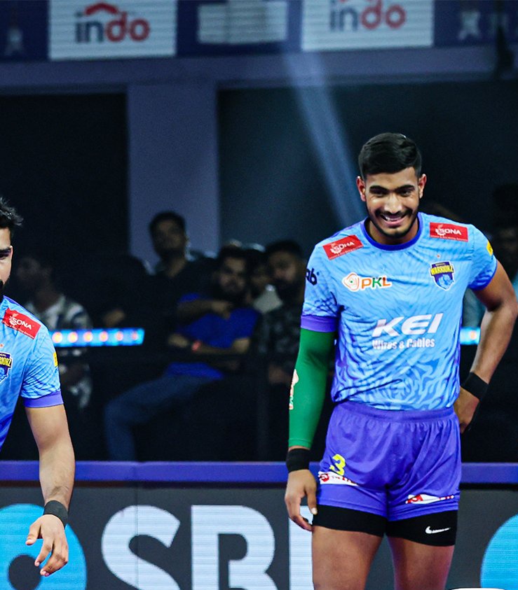 sports0180's tweet image. Devank Dalal pulls off a Super 10, but Bengal Warriors’ defence shuts him down every single time! 💥🔥 #PKL #BengalWarriors #DevankDalal