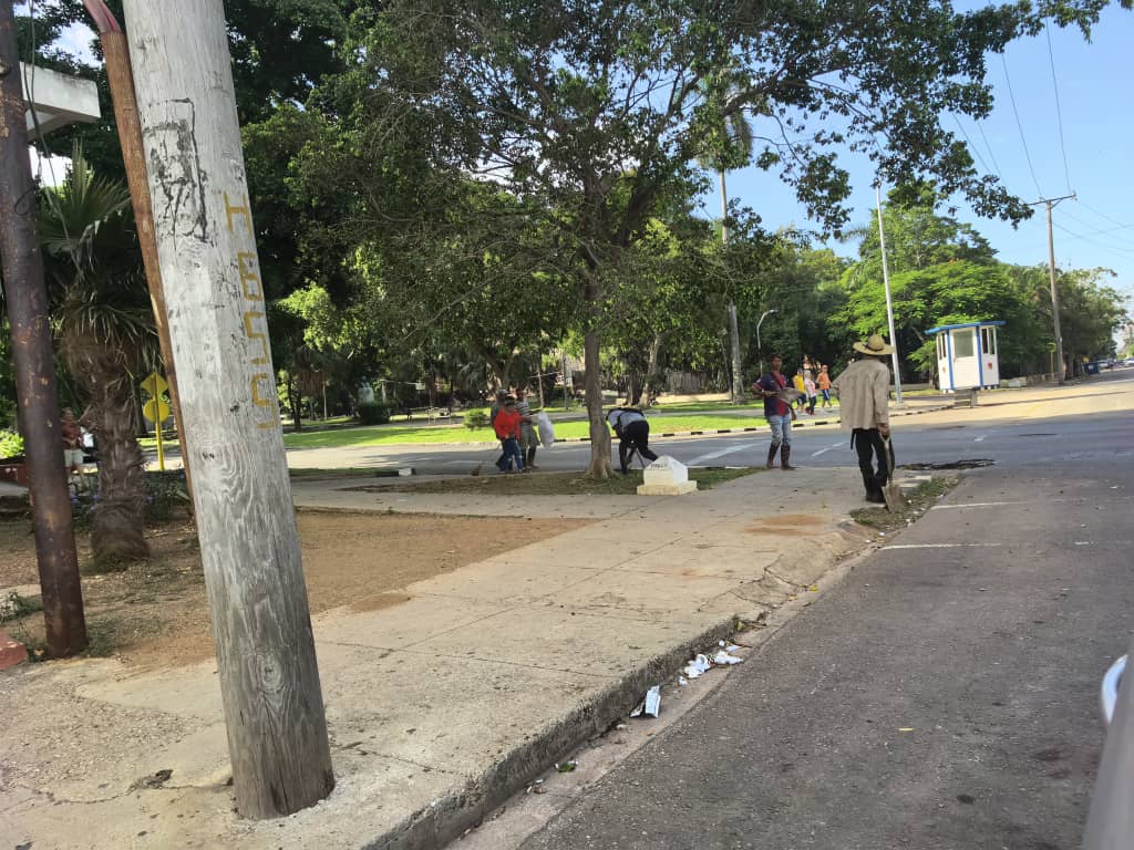 Las organizaciones políticas y de masas: cederistas, mujeres y jóvenes, todos juntos hemos hecho de este sábado una jornada por el amor y la belleza. Ahí, junto a nuestro pueblo, el sistema <a href="/MINCOMCuba/">Ministerio de Comunicaciones Cuba</a>.