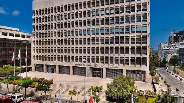 البنوك في لبنان نهبت أموال المودعين، وبدلاً من دفع الفوائد تقتطع شهرياً من أرصدتهم، لتجعلهم مدينين بدلاً من دائنين، وعندما يُفترض إيجاد حل، لن يبقى لهم أي أثر من أموالهم. جنى العمر ليس لعبة في أيديهم، فهناك حقوق لا بد من استردادها.

#حماية_الودائع #حقوق_المودعين #العدالة_للمودعين