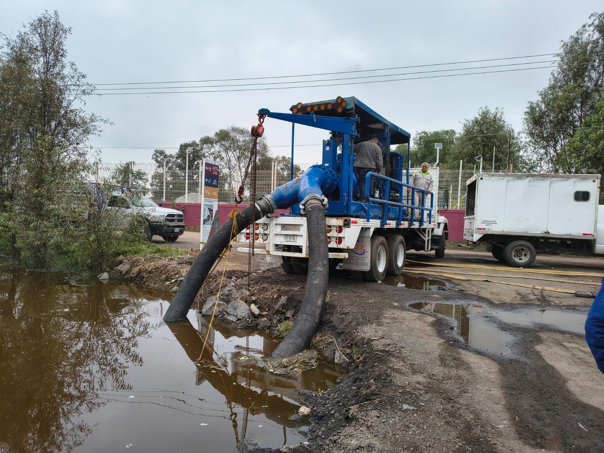 SEGIAGUA's tweet image. #Tlaloque2025 #BrigadaSEGIAGUA 👷🏼‍🛠 continúa con trabajos preventivos de desazolve en📍Canal de Chalco, en los límites de @TlahuacRenace y @XochimilcoAl. #OperativoLluvias2025 🌧 @GobCDMX