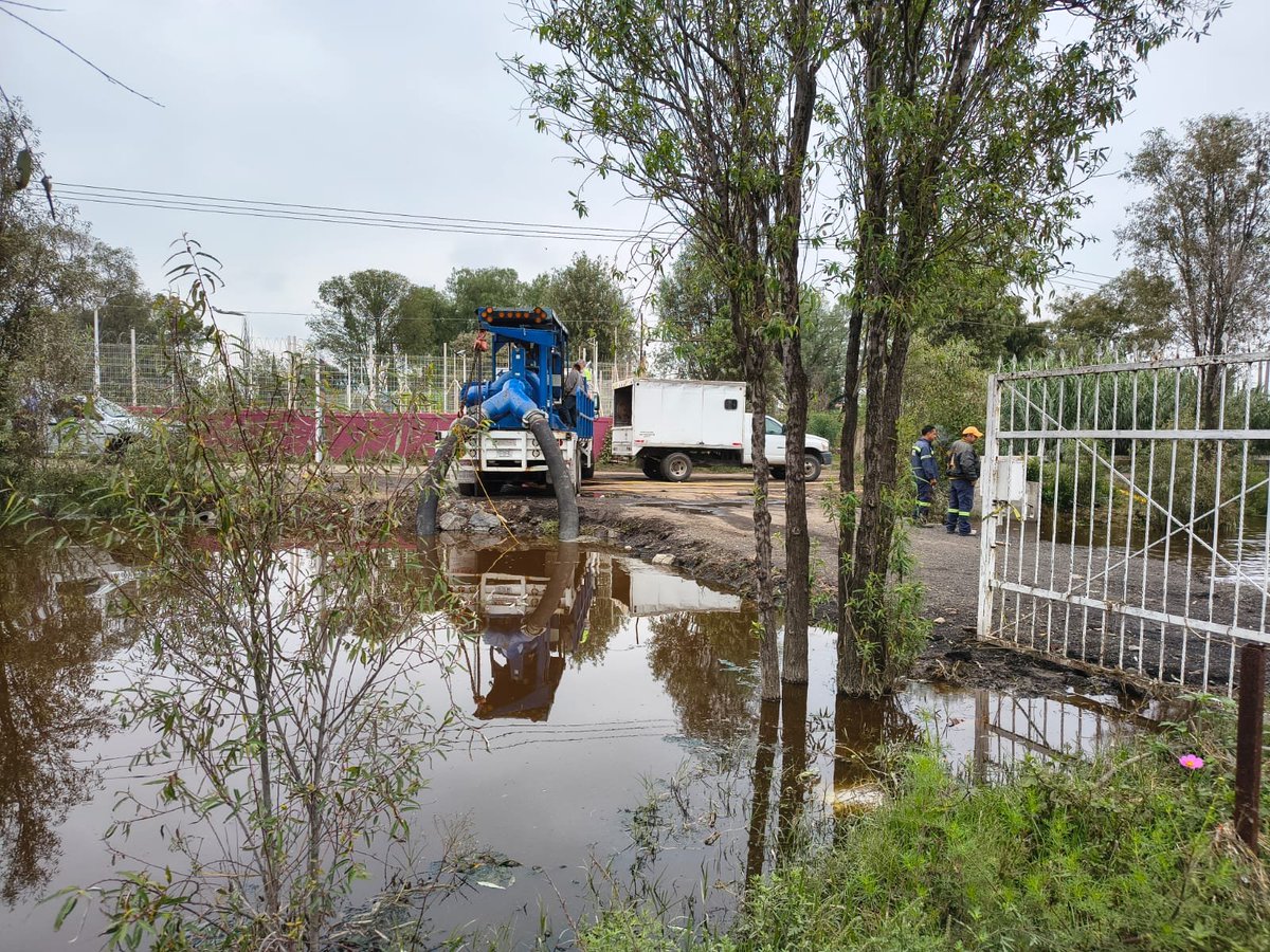 SEGIAGUA's tweet image. #Tlaloque2025 #BrigadaSEGIAGUA 👷🏼‍🛠 continúa con trabajos preventivos de desazolve en📍Canal de Chalco, en los límites de @TlahuacRenace y @XochimilcoAl. #OperativoLluvias2025 🌧 @GobCDMX