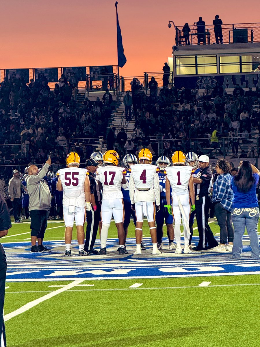 Captains to the field please 🙌 proud of your work on the 🦍O Line 🥞#55 <a href="/owenreid55/">Owen Reid</a> Bulldogs Win 28-26