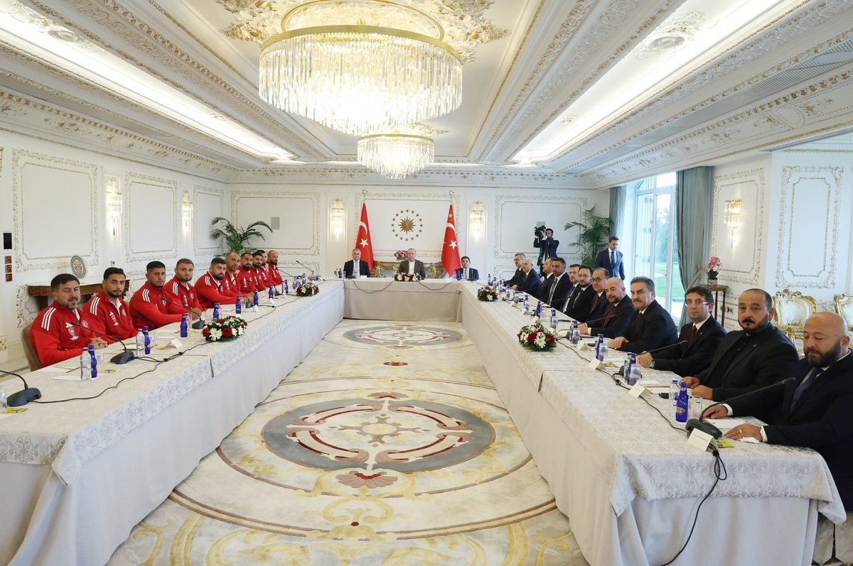 OA_BAK's tweet photo. Cumhurbaşkanımız Sayın @RTErdogan, Tarihi Kırkpınar Yağlı Güreşleri ve 2024-2025 yılları CW Enerji Türkiye Yağlı Güreş Ligi Boy birincilerini kabul etti.

Türk sporuna her daim destek veren Sayın Cumhurbaşkanımıza şükranlarımızı sunarız. https://t.co/0BJ9vF2VQ6