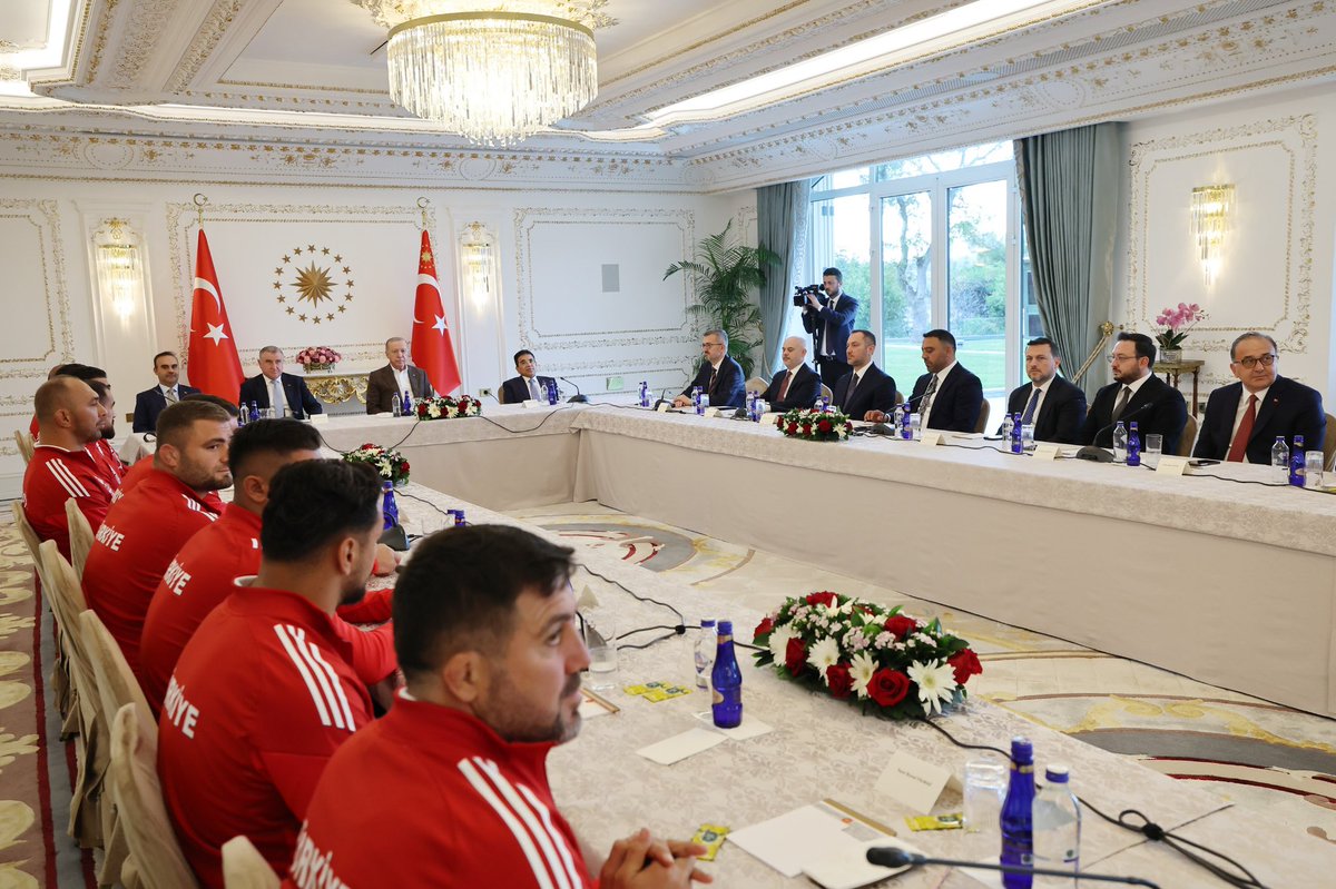 OA_BAK's tweet photo. Cumhurbaşkanımız Sayın @RTErdogan, Tarihi Kırkpınar Yağlı Güreşleri ve 2024-2025 yılları CW Enerji Türkiye Yağlı Güreş Ligi Boy birincilerini kabul etti.

Türk sporuna her daim destek veren Sayın Cumhurbaşkanımıza şükranlarımızı sunarız. https://t.co/0BJ9vF2VQ6