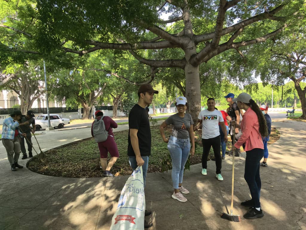 La Unión de Jóvenes Comunistas, la Asociación Hermanos Saíz, jóvenes de ETECSA_Cuba y de otras instituciones se sumaron a las labores de limpieza de parques y avenidas del municipio Plaza de la Revolución.
#ConPlazaEnElCorazón