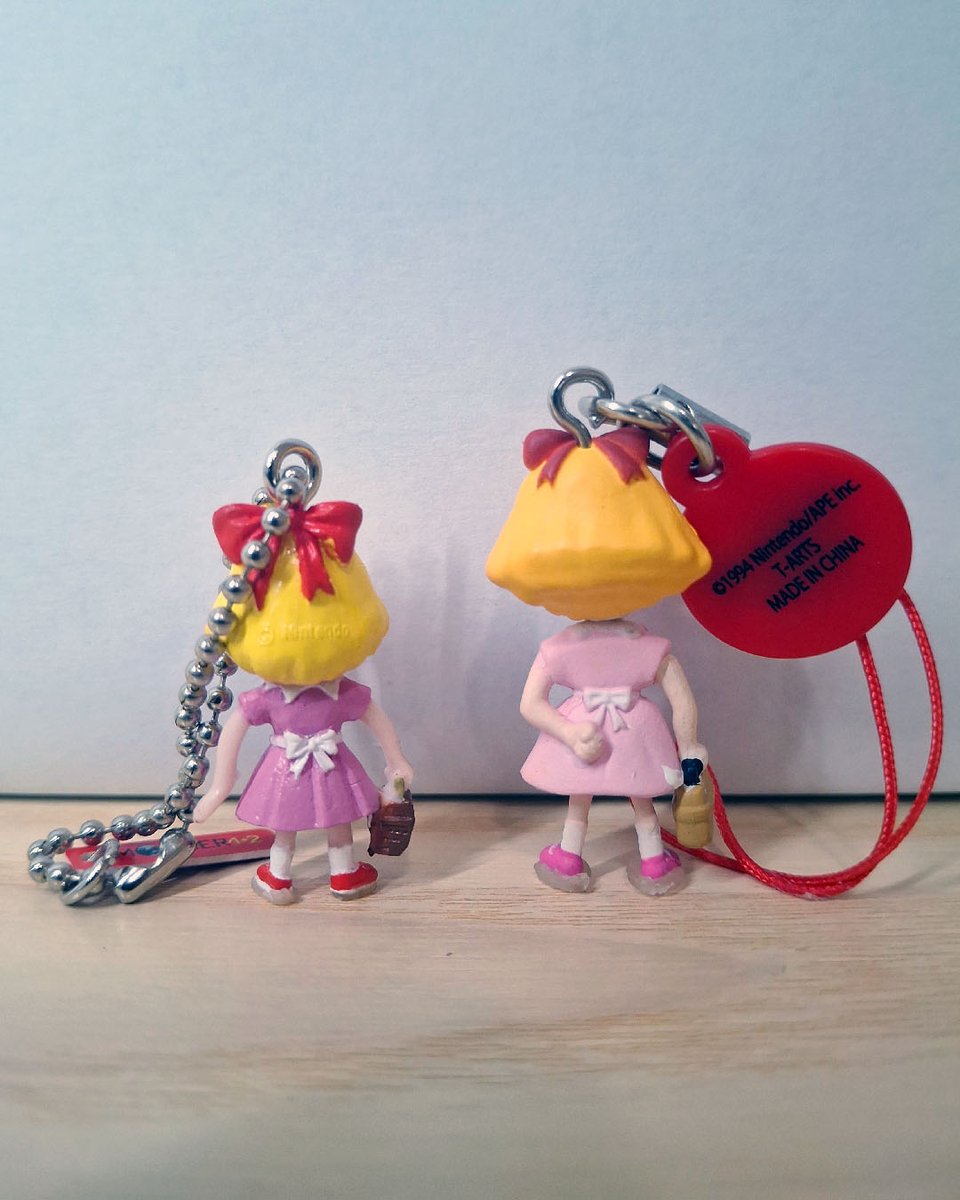 EarthBoundCafe's tweet image. 💡 si possono notare anche i dettagli sul retro e le diversità fta i due modelli di Paula