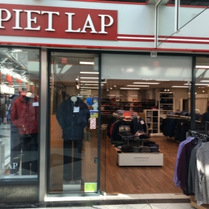 Piet Lap, sluit filiaal in Keizerswaard, de herenkleding was daar van een beste kwaliteit. Dit bedrijf opende ooit in Rotterdam in 1901 zijn eerste winkel. 

De reden van sluiting sinds 27 september jl. is niet bekend, maar laat zich misschien raden??? #PietLap