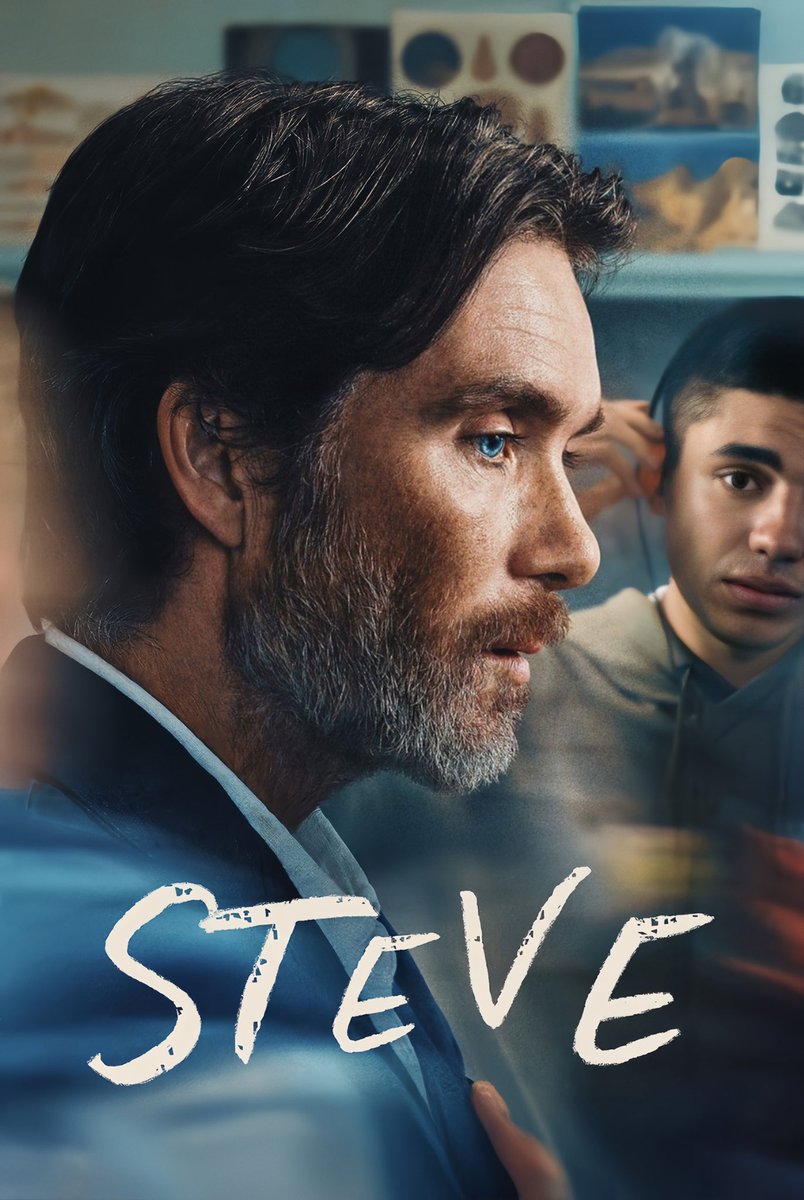 مراجعة فيلم | Steve

تجربتي الثانية مع المخرج تيم ميلانتس بعد فيلمه الأخير Small Things Like These الذي كان من اجمل انتاجات العام الماضي، فهل عمله الحالي يوازيه أم لا؟

الفيلم يتّبع اسلوبين لتصوير الأحداث، الأولى الطريقة السينمائية التي دعمت لحظات معينة، والثانية وهي الطريقة
