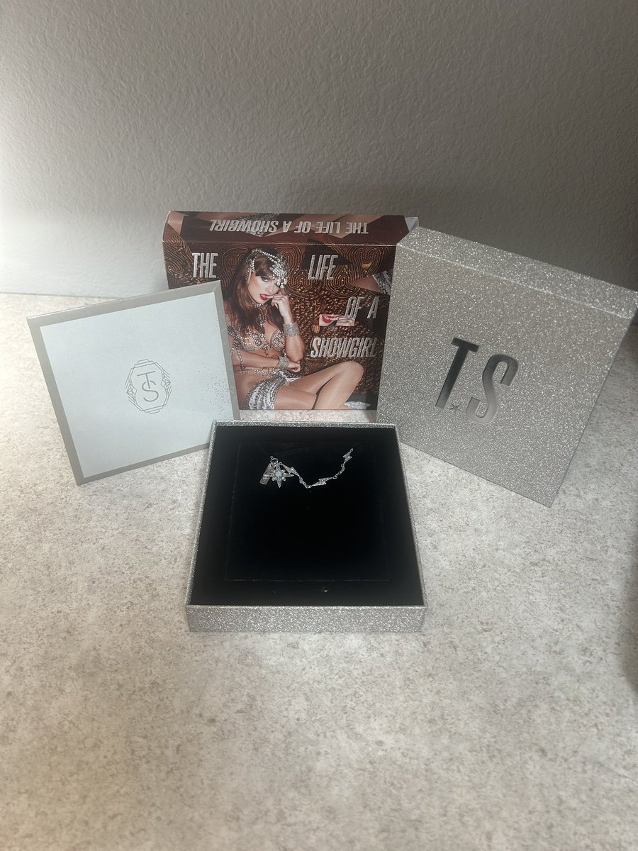 straka_bre's tweet photo. This whole album rollout has been insane and perfection. Obsessed with the deluxe cds ❤️‍🔥 #TSTheLifeofaShowgirl https://t.co/Mm68rrqaif
