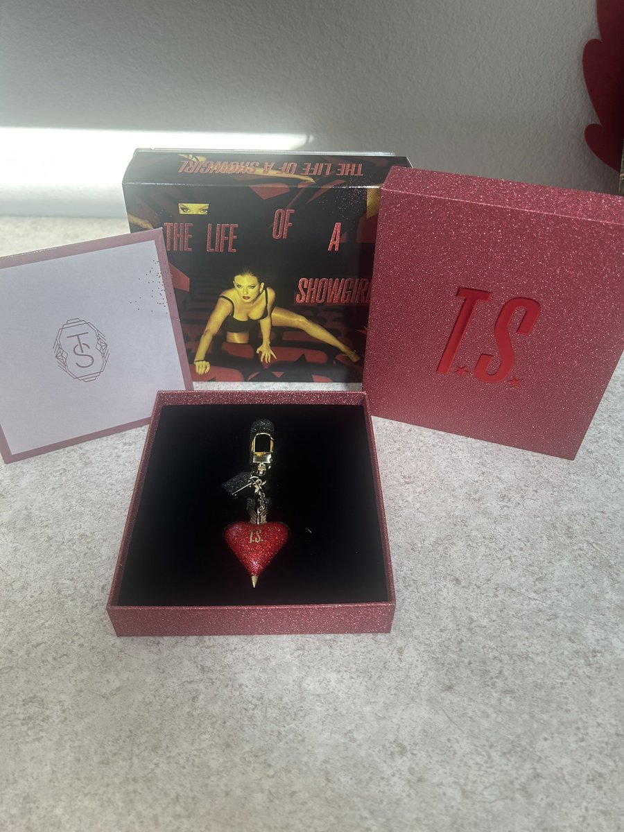 straka_bre's tweet photo. This whole album rollout has been insane and perfection. Obsessed with the deluxe cds ❤️‍🔥 #TSTheLifeofaShowgirl https://t.co/Mm68rrqaif