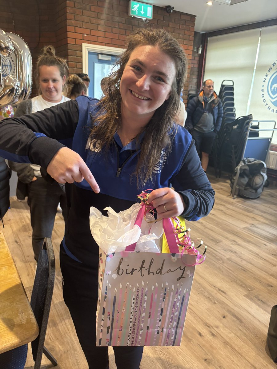 JonathanSmith63's tweet image. 30th birthday girl, captain and a win 🏉❤️ Katharine Smith
and even with her own merch !
v Cheltenham 53-12 💪👍