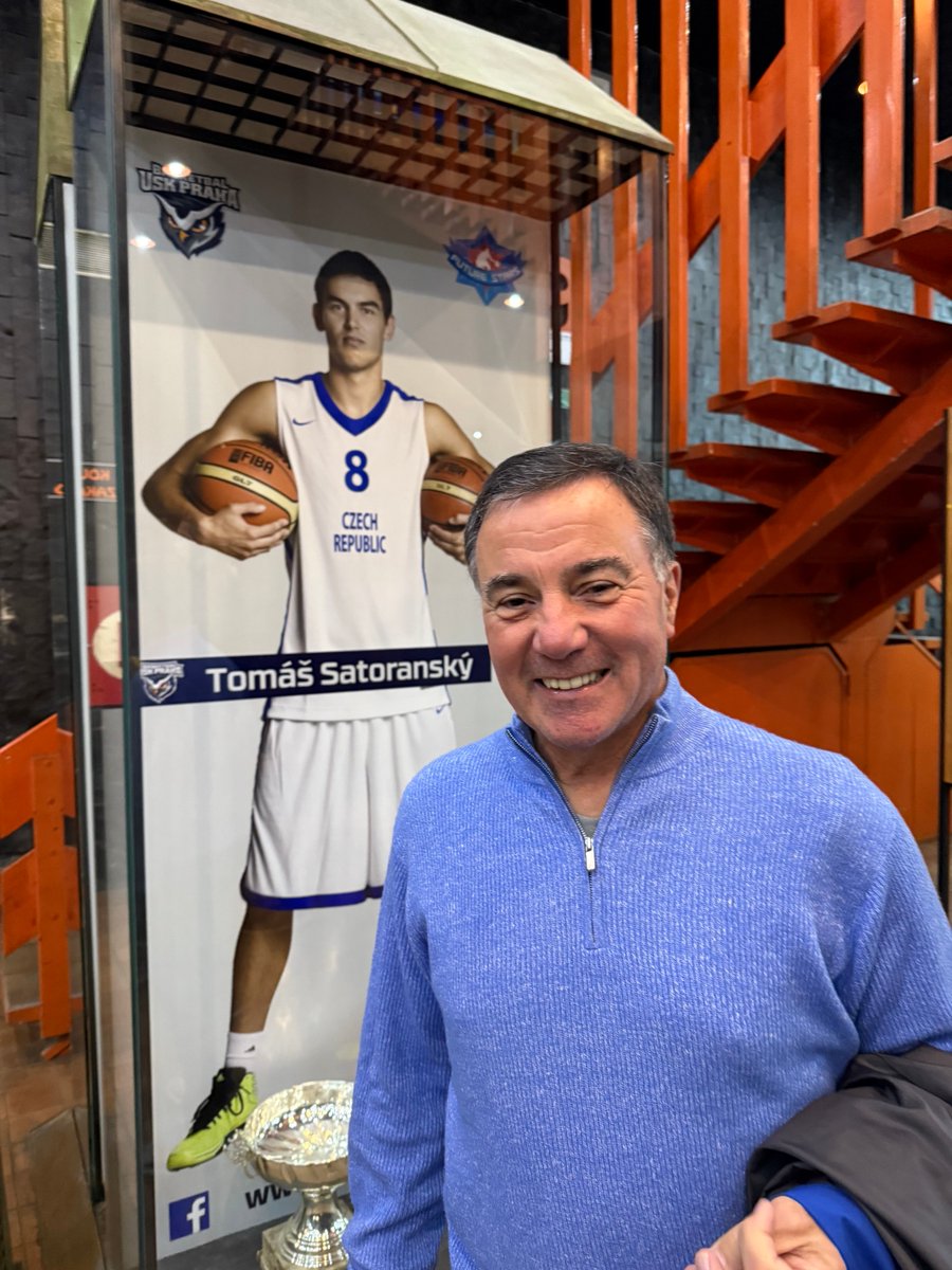 franfraschilla's tweet image. Final night in Prague & needed a basketball fix so we’re at the @USKPraha game. They are playing Pardubice with @NIT champ, @GoMocsMBB @bonham_trey & former @OhioStateHoops @iamzedkey. Of course, that’s Tomas Satoransky over my right shoulder.