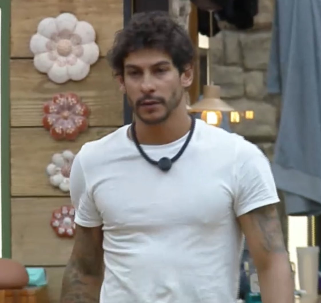 🚨Ontem tivemos o Shia extremamente inquieto com abstinência de cigarro. 

Vcs entenderam o que eu entendi? 👀 #AFazenda