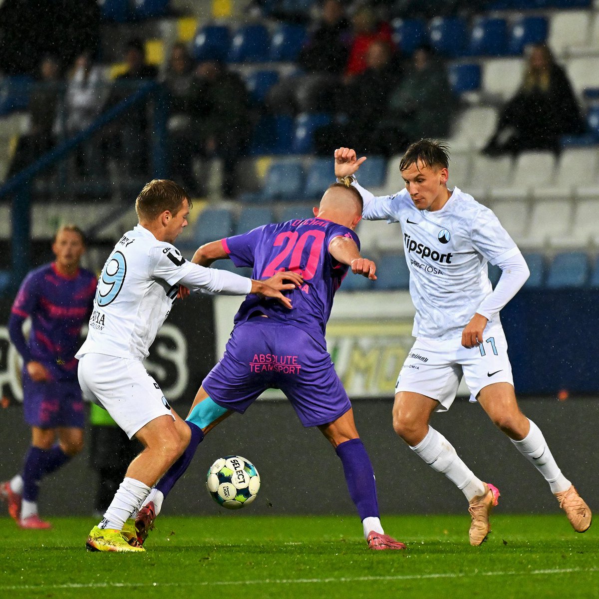 FCSlovanLiberec's tweet photo. ⏱25' | #LIBBOH | 0:0
Hráči #FCSL stupňují tlak a kotel i s tribunami je ženou kupředu. 🗣️ https://t.co/QhdKOBE2gr