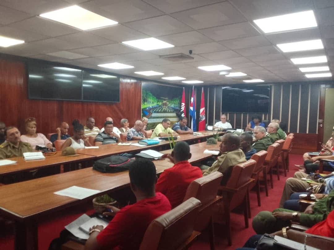 BeatrizJUrrutia's tweet image. Grupo Temporal de Trabajo de #SantiagodeCuba evalúa alcance de las labores de recuperación de las intensas lluvias. Son prioridades la limpieza y rehabilitación de viales, la atención a damnificados y la cosecha cafetalera.