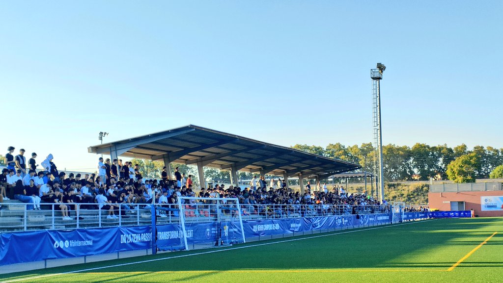 somdelhospi's tweet photo. #Saludos des del Paco Navarro! Dia de derbi després de molts i molts anys. Ja en marxa aquest @SantaUcf - @lallagostace de #3cat5. Minut 3, encara sense gols a Santa Perpètua amb molt bona entrada

#TheCatalanGroundhopper #FutbolCat #groundhopping https://t.co/naOQqlbqOn