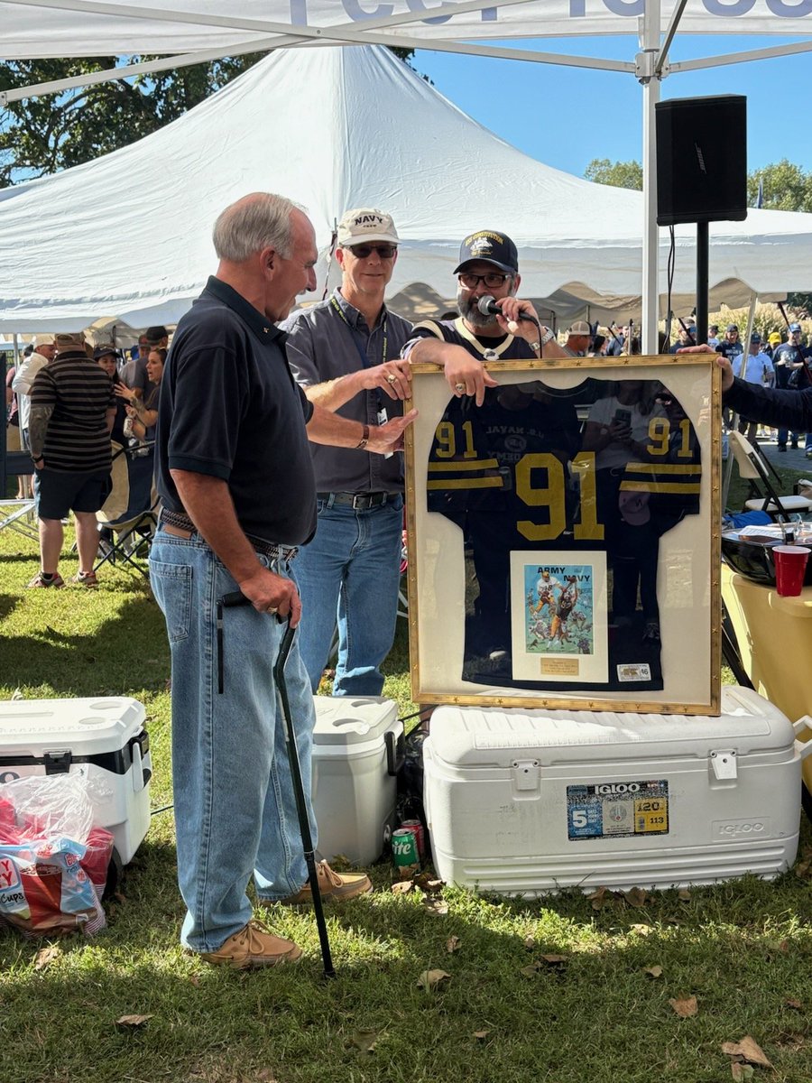 slhNavy91's tweet photo. #Navy91
#Navy79
#GoNavy
Class of '91 came into possession of a #91 jersey, gameworn, from the '78 season
We presented it to the class of '79 grad who wore it
#Brotherhood
#SingSecond https://t.co/W1qORjIdUK