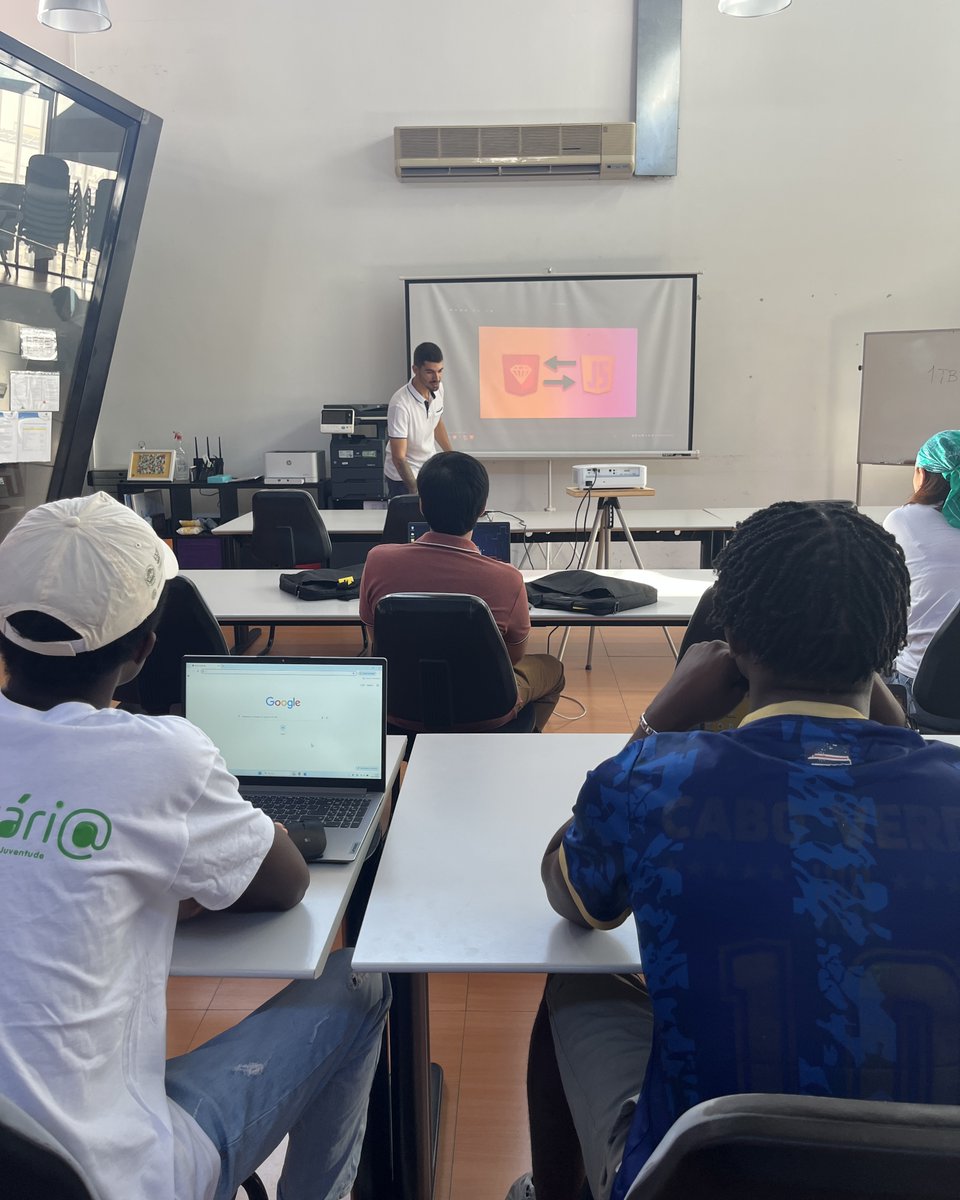 ratoadcc's tweet image. 📸
🇵🇹 O "IT Coffee" da #RatoADCC voltou à Oficina da Juventude do #Miratejo - ficam aqui algumas imagens!
Esta atividade é realizada com o apoio da @CMSeixal e da @jfcorroios.
#SempreAAprender
. . .
🇬🇧 #Workshop for #Youth in #Programmin