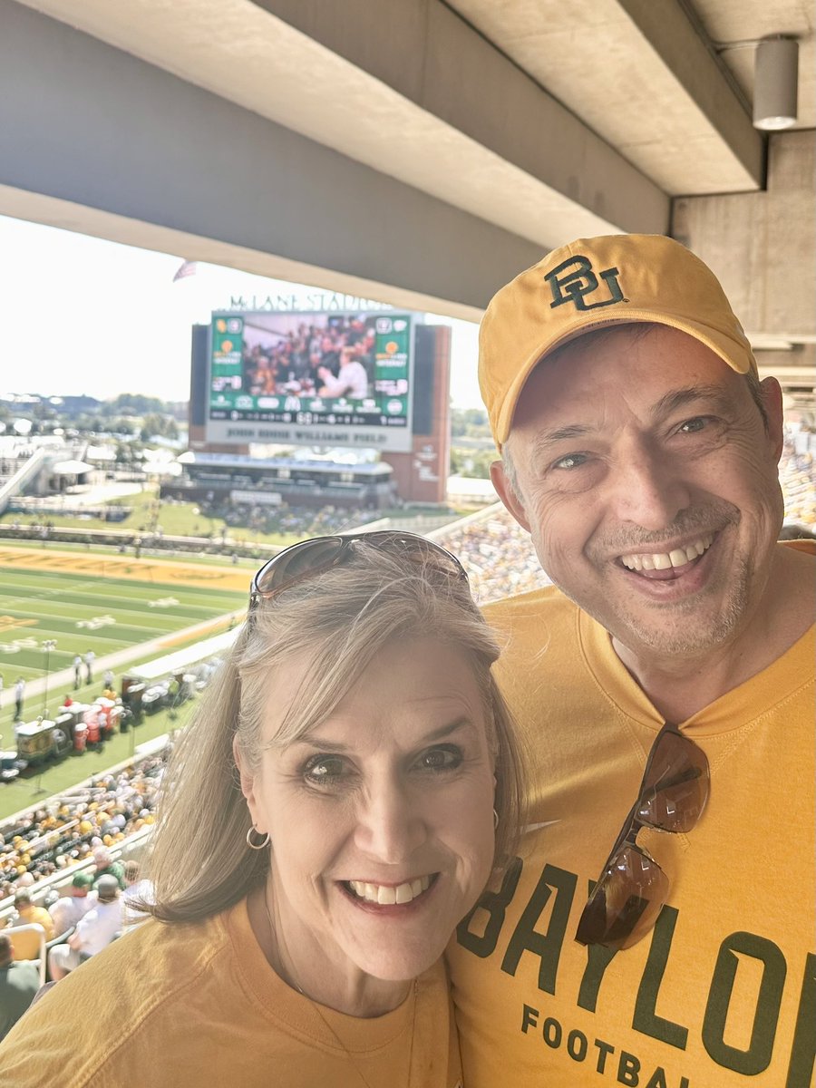 randyrial091463's tweet photo. Baylor game with my gorgeous wife…it does not get any better! ….Sic’em Bears!  #SicEm https://t.co/cNble3cPdb