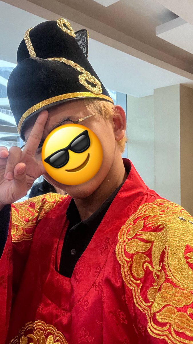 winkkuiah's tweet photo. I went to a concert but unexpectedly became a king instead. 🤴

Thank you so much, @krew_en! 🫶

#SS10inManila #SS10 https://t.co/yT0FBa1jNE