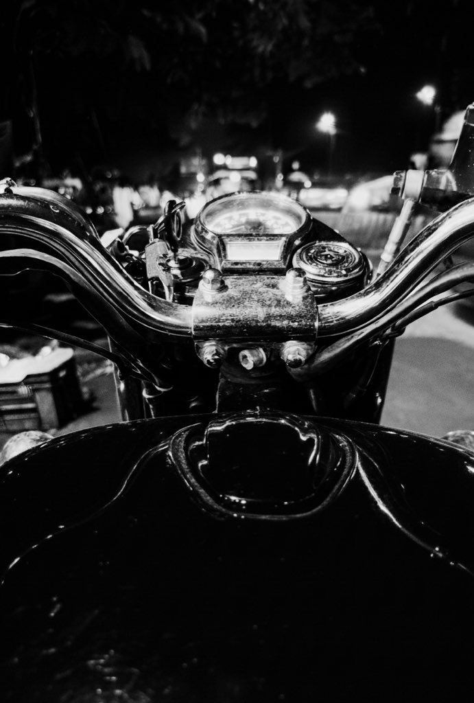 RealBharatTalk's tweet image. Bullet pe Banaras ki galiyan aur ghat ghoomne ka maza hi alag hai, bas brake lagana mat bhoolna, warna seedha Ganga Snan free!

#Banaras #varansi