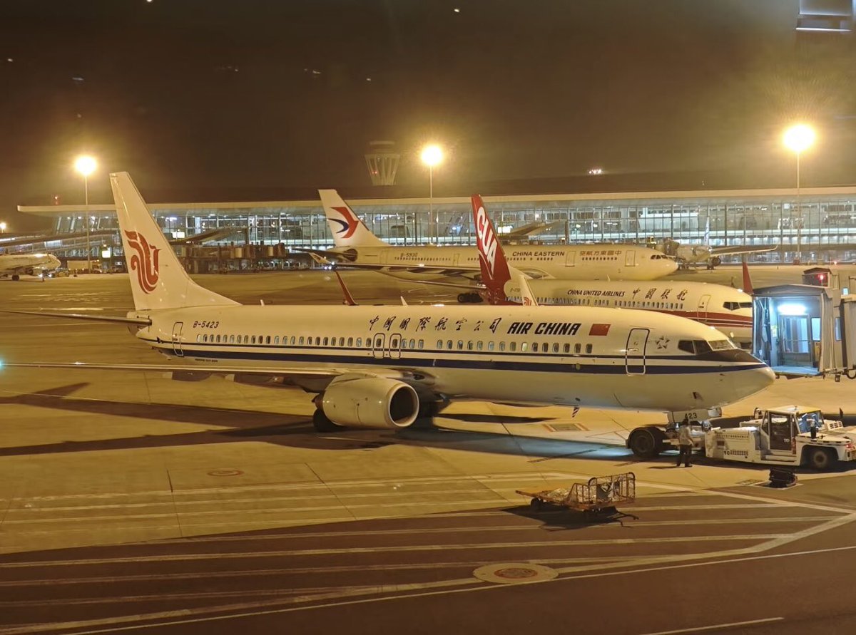 JZMH43152's tweet photo. 我不是你们在航班上见到的所谓“完美空姐”，但我始终坚守自己的职责。认真服务好每一位乘客，做好自己本分上的事，所以请黑粉们私信时留点口德，离我远一点吧🙏 https://t.co/EVMFWtd8fL