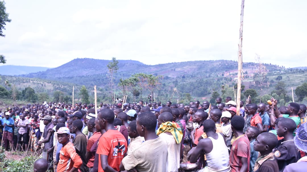 #Kirundo 4/10/2025:Arikumwe na Mustanteri #NDIKURIYO_Jean_Berchmans,Umunyambanga w #Cnddfdd mur komine #HABIMANA_Tite,Bifatanij n'abeneghugu ba zone #gihosha Kurima no gutera ibibuto vy'amavoka mu murima wa #Hegitare_5.Umunyamabnga yabwiy iyo zone gutera amavoka 100.000 mu mezi 2