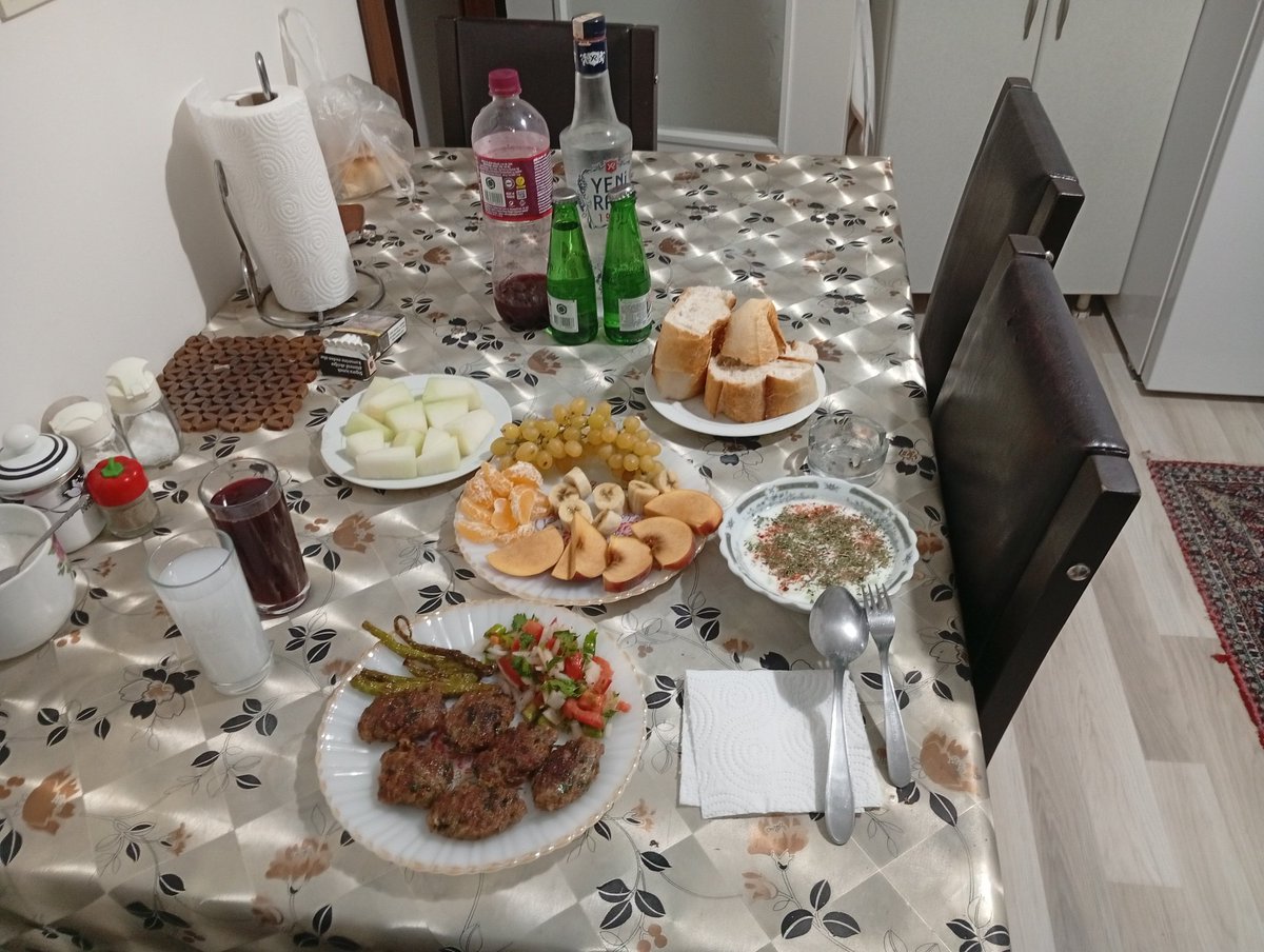06unsal06's tweet photo. Yanlız kutsal Cumartesi mi olur AMK 🤣🤣 https://t.co/RrtIZnKiLM