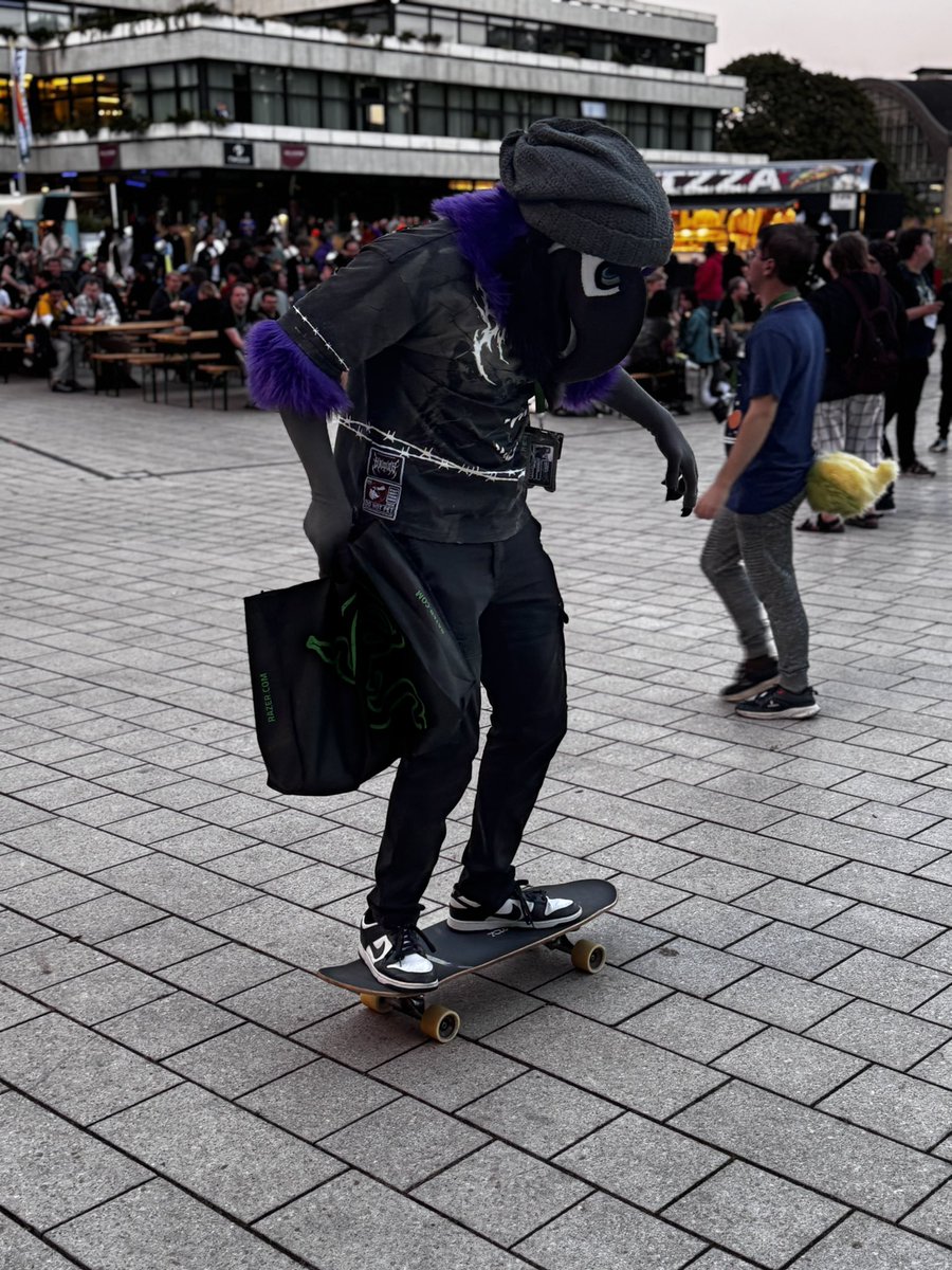 fun fact: while most parrots choose to dance as a mating ritual. rarely you may be able to catch them doing sick skateboard tricks instead