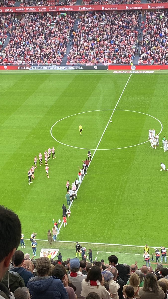 PauFerragut's tweet photo. La realització televisiva ha omès l'ovació de San Mamés i el passadís que els futbolistes d'Athletic Club i Mallorca han fet a refugiats palestins que han sortit a la prèvia del partit. https://t.co/1Hw5B1GGUZ