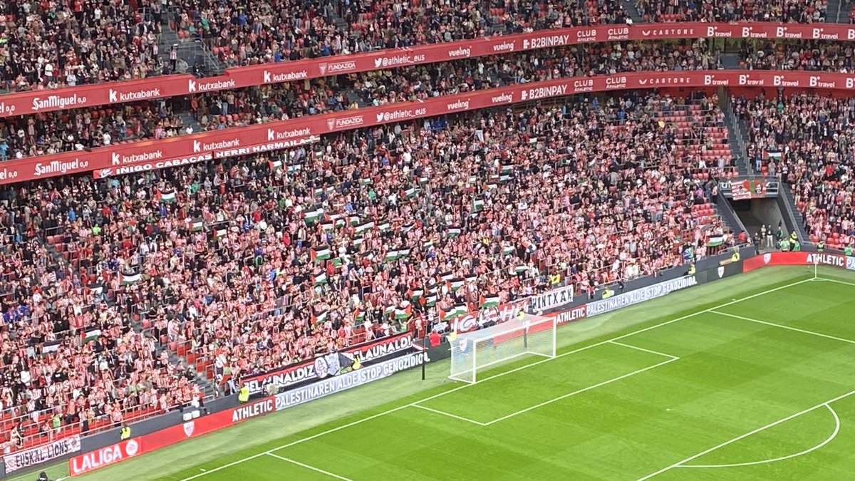 PauFerragut's tweet photo. La realització televisiva ha omès l'ovació de San Mamés i el passadís que els futbolistes d'Athletic Club i Mallorca han fet a refugiats palestins que han sortit a la prèvia del partit. https://t.co/1Hw5B1GGUZ