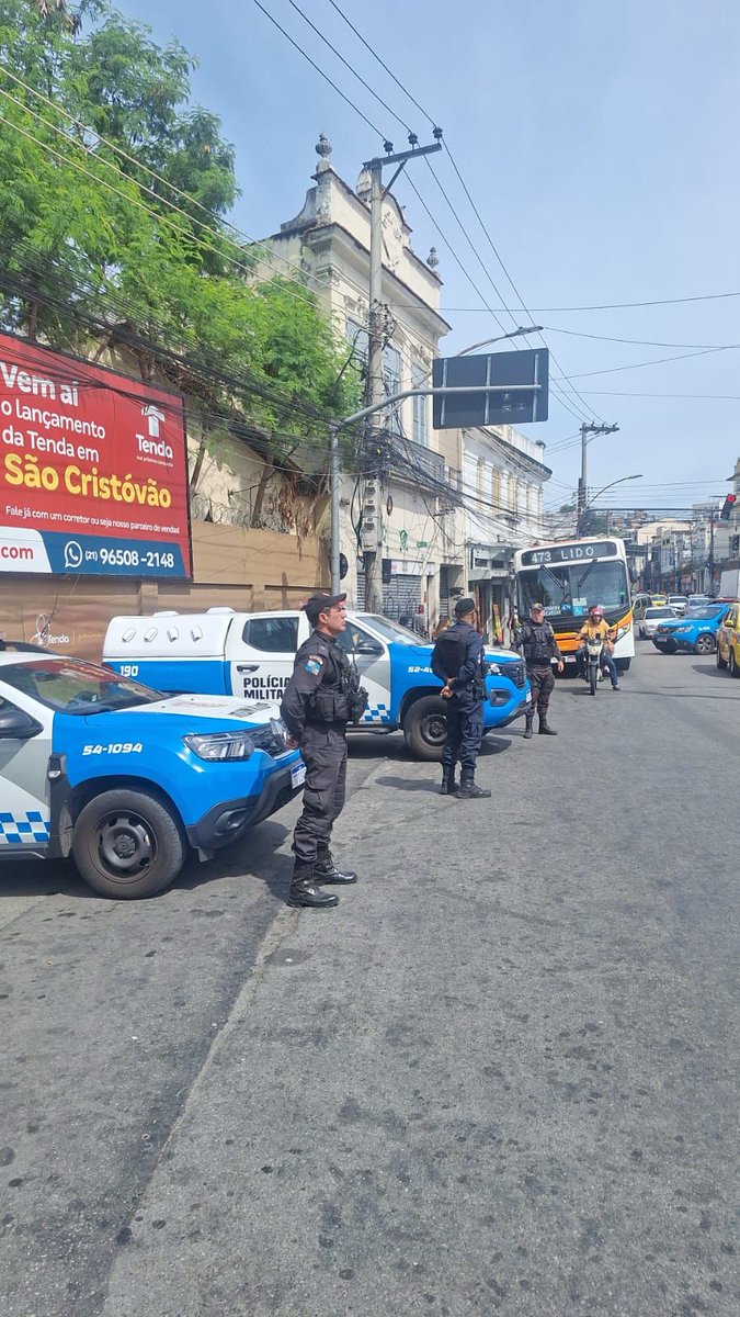 PMERJ's tweet photo. Equipes do #4BPM reforçam o Policiamento Transportado em Ônibus Urbano, #PTOU, neste sábado (04), no Largo da Cancela.

#OperaçãoVerão #PMERJ #ServireProteger https://t.co/tqf7tvIEle