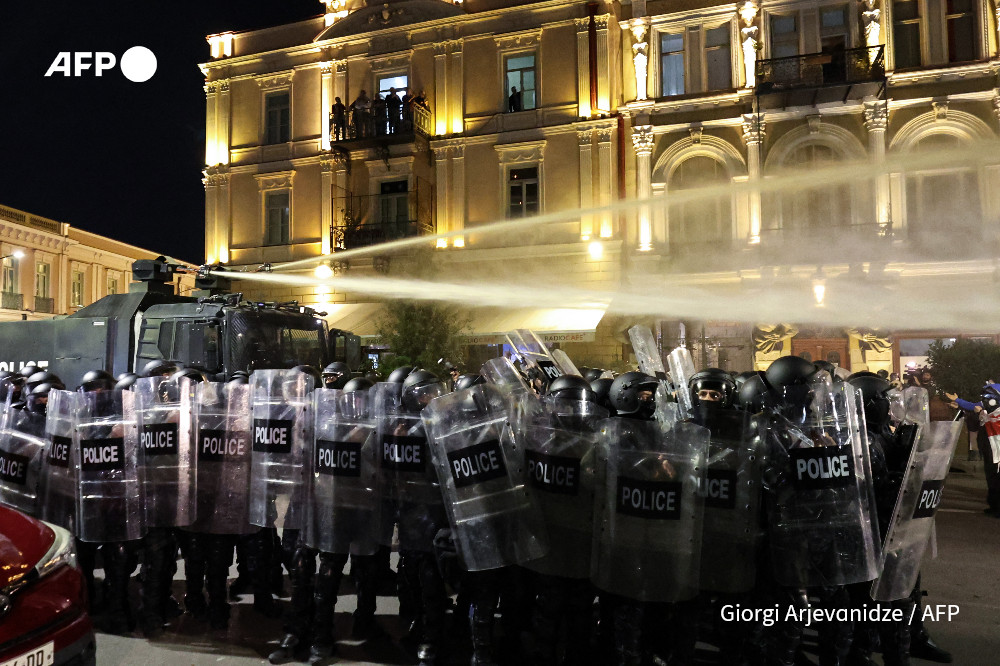 #UPDATE Georgian police on Saturday fired tear gas at anti-government protesters who tried to enter the presidential palace, as tens of thousands rallied on local elections day after the opposition urged a "last chance" protest to save democracy."

u.afp.com/SmSY