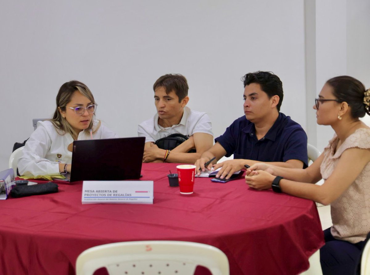 Regalias_gov's tweet photo. #RegalíasEnTerritorio I Con la participación de cerca de 100 delegados de entidades territoriales y grupos étnicos, el departamento de Sucre y la subregión PDET Montes de María vivieron la jornada “Llegada al Territorio”, un espacio de fortalecimiento técnico y acompañamiento sobre el uso eficiente de los recursos de #Regalías.

✅ En total se revisaron $717 mil millones en proyectos, $457 mil millones representados en 36 proyectos y 3 ajustes de sectores como transporte, agricultura, vivienda, educación, ambiente y deporte; y los $260 mil millones restantes asociados a 50 proyectos para los cuales se brindó asistencia en procedimientos de control, Gesproy e IGPR, reafirmando el compromiso con la transparencia y el desarrollo en Sucre y Montes de María.