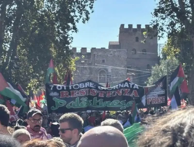 Diranno che in piazza c’è tanta brava gente che ama solo la pace. E sia. Ma se questa brava gente accetta di sfilare come niente fosse sotto uno striscione che inneggia allo sterminio degli ebrei e non subissa di fischi quelli che lo espongono, forse un problema c’è. Anche grosso