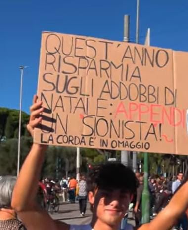 Ecco il giovane nazista sorridente #BlocchiamoTutto