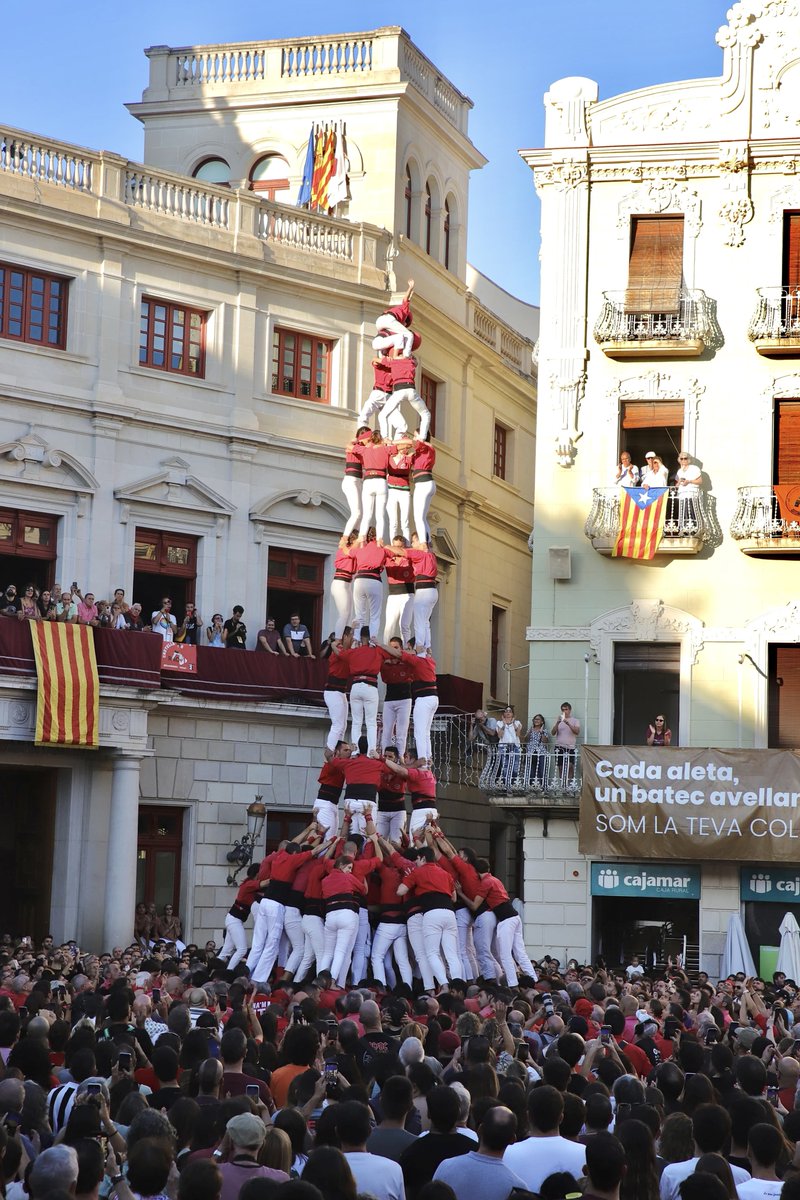 Avui actuem a la diada del Mercadal, a Reus. 

A primera ronda, després d'un intent de 2 de 9 amb folre i manilles, descarreguem el 4 de 9 amb folre.

📸 Roser Giner 

#castells