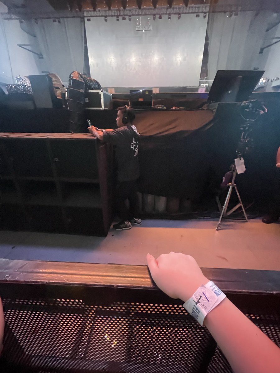 center barricade secured 🙂‍↕️💙

#TWICE #트와이스 #THISISFOR
#TWICE_THISISFOR_WORLD_TOUR