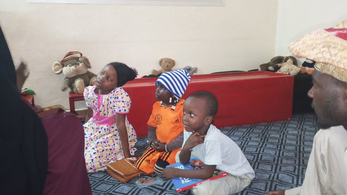 RÉCAP HEURE DU CONTE POUR ENFANTS 🙍🧑‍🦱🛖!!!

 À l'occasion de l'atelier #HeureDuConte d'hier, trois histoires ont captivées l'attention et l'imagination des jeunes auditeurs. 
Ce sont en l'occurrence  :
1. #Bouba et le #Monstre
2. #AlimaLaVoleuse
3. #Mouche et #Abeille
Merci 🥰!