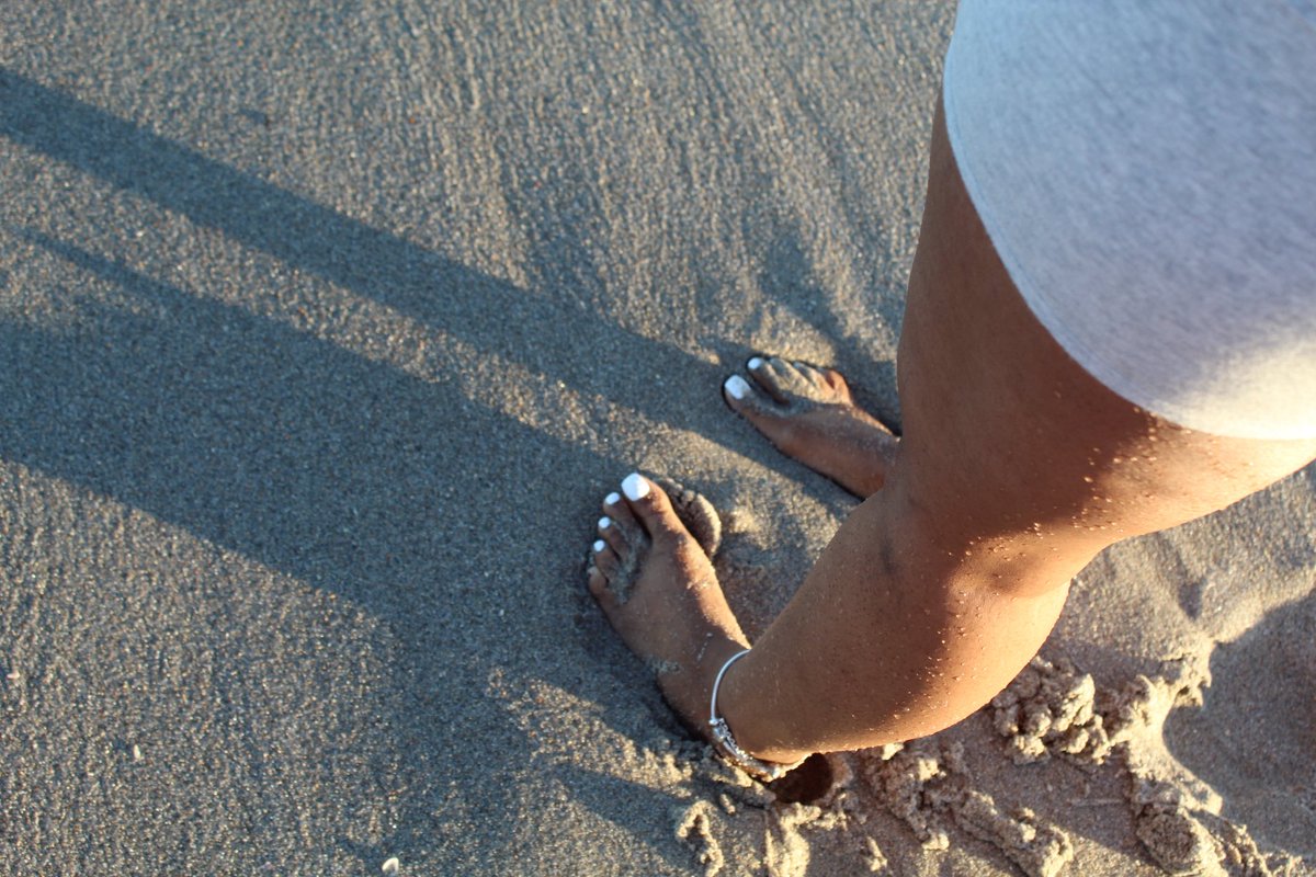 FlowerFootGod's tweet photo. Toes in the sand….Life is great!!! #Femdom #Finsub #Femsub #FootWorship #FootSlave #Paypig #PerfectFeet #FootGoddess #FootQueen #findom #femsub #humanatm #domme #loser #cuck #sissy #drain #brat https://t.co/rXvEIUmVdj