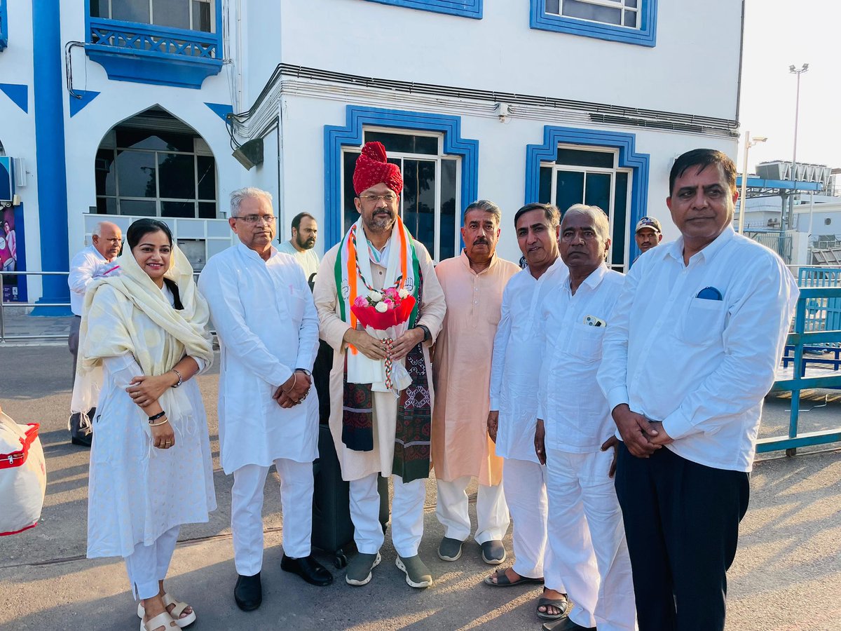 संगठन सृजन अभियान के तहत जोधपुर एयरपोर्ट पहुंचने पर जिला कांग्रेस अध्यक्ष श्री गोपाराम मेघवाल, श्री गफुर अहमद व वरिष्ठ कांग्रेस के साथियों ने आत्मीय स्वागत किया। 
साथियों का हृदय से आभार 🙏